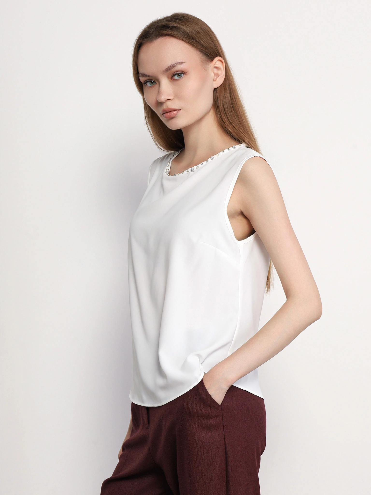 Блуза белого цвета с цепочкой-мониль